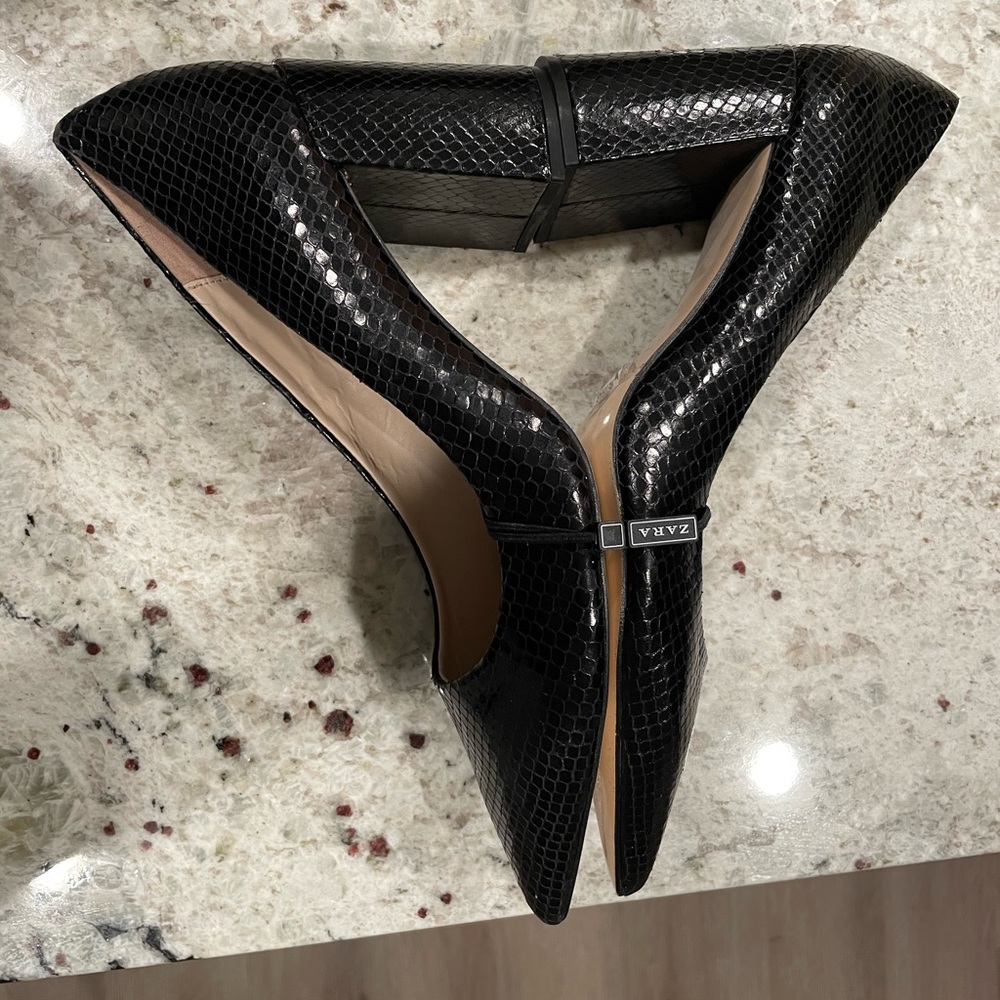 Zara pointed toe classy black shoes.